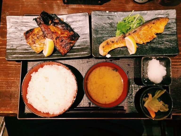 炭火焼専門食処 白銀屋