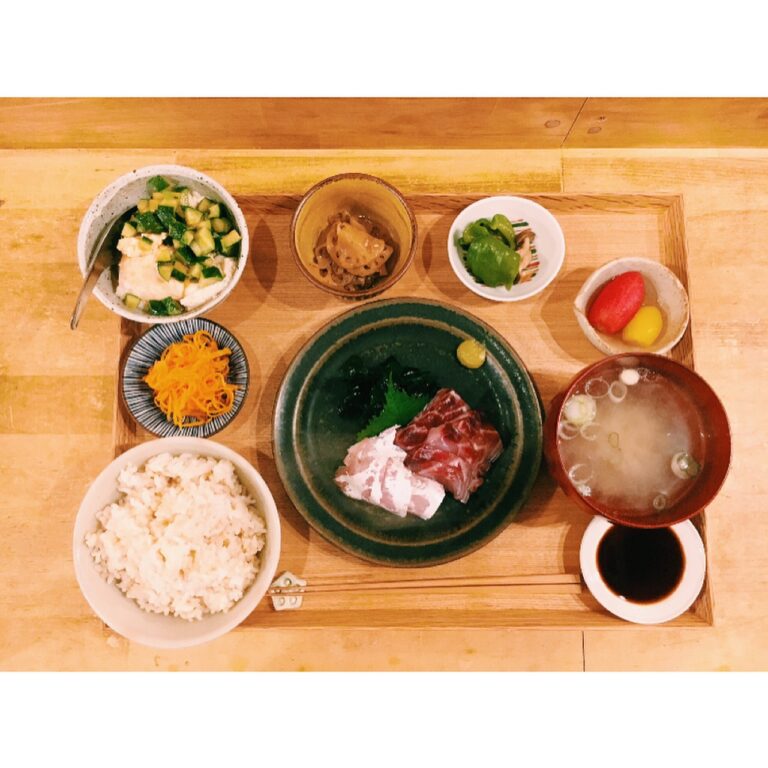 食堂めぐる